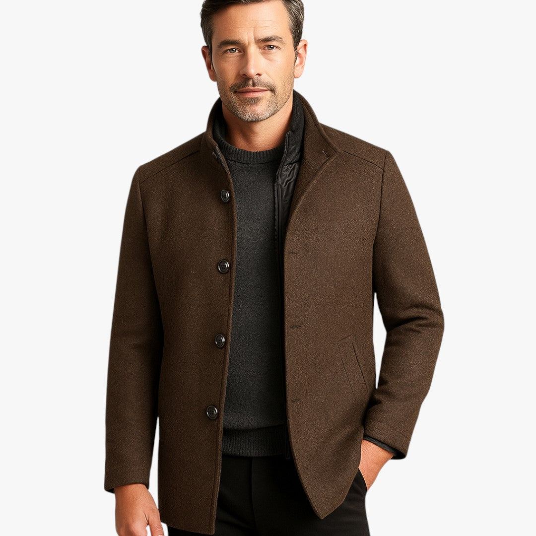 Langer Herrenmantel mit Stehkragen und Knopfleiste – Wintermodell