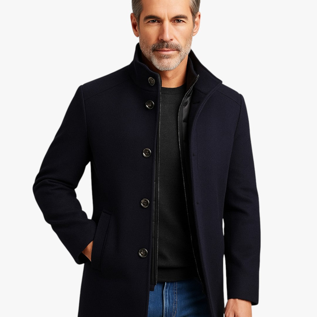 Langer Herrenmantel mit Stehkragen und Knopfleiste – Wintermodell